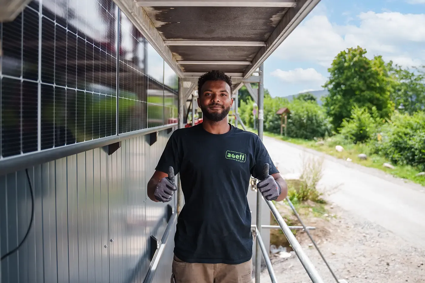 Mitarbeiter von AGEFF Solar vor einer Solaranlage